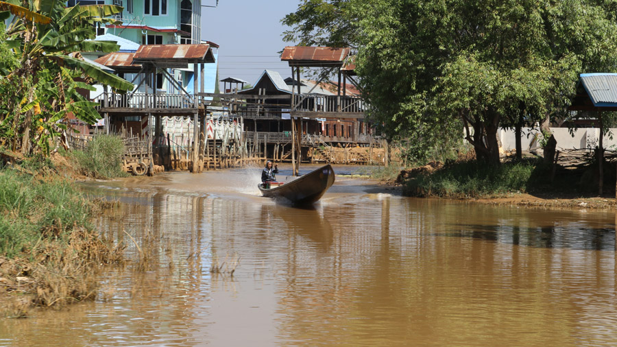 Birmanie Village fluvial