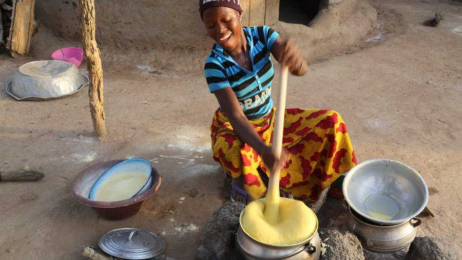 Cote d Ivoire Femme faisant la cuisine