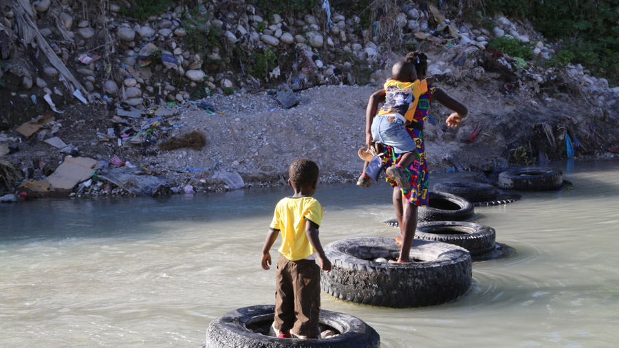 Haiti Enfant traversant le fleuve