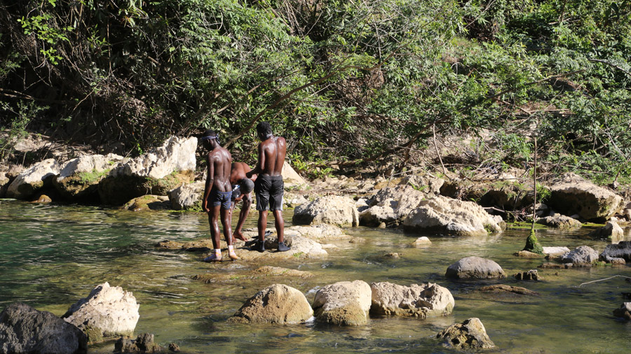 Haiti Hommes qui se lavent