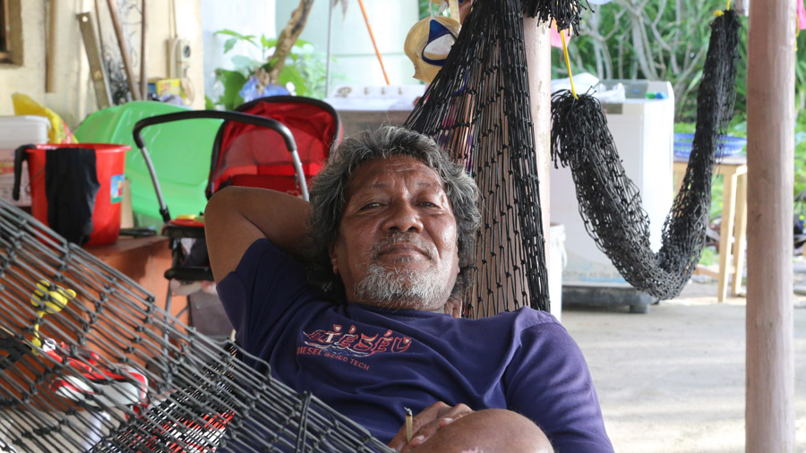 Tuvalu Homme qui se repose