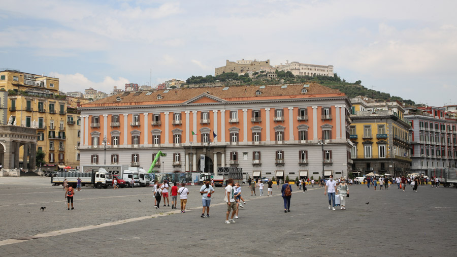 Italie Naples Place centrale et chateau