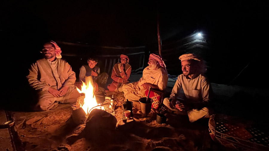Jordanie Wadi Rum Famille bedouin de nuit