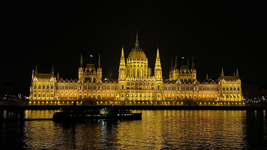 Hongrie Budapest Parlement de nuit