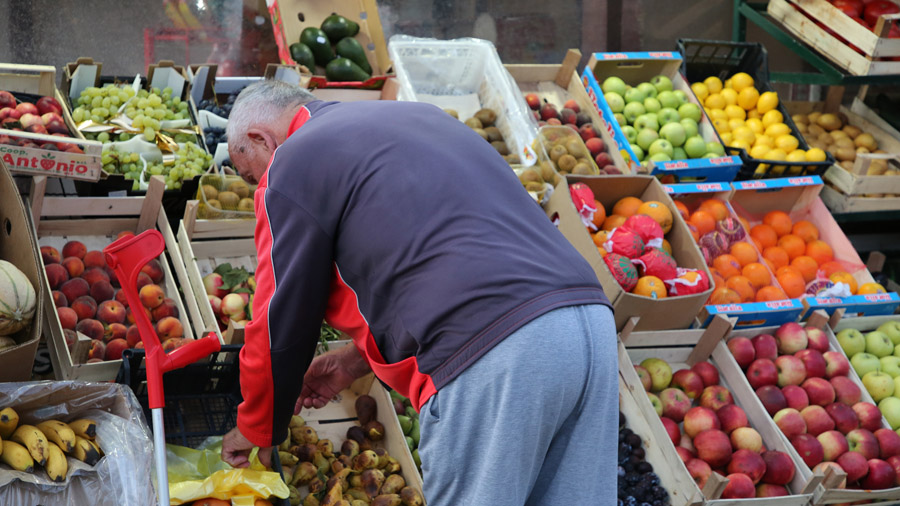 Republique serbe de Bosnie Homme achetant des fruits