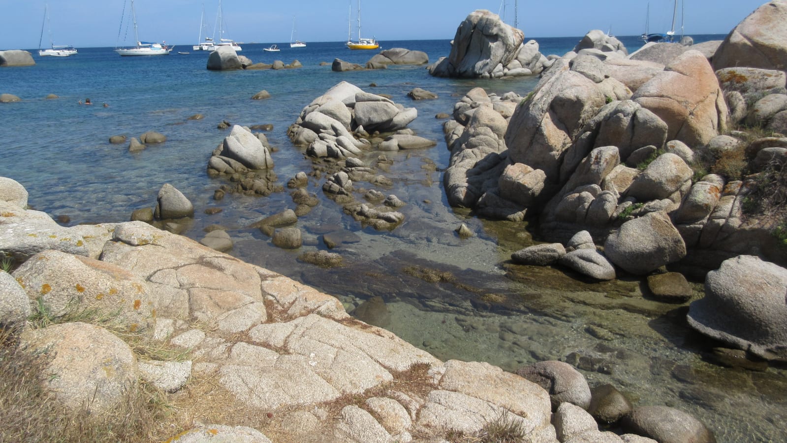 Les côtes escarpées d'Ajaccio sont constituées d'une multitude de rochers érodés par le vent et le temps. 
