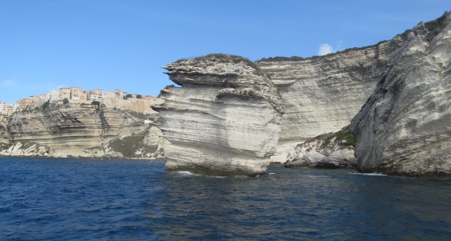Après une excursion en bateau, vue de Bonifacio par la mer, avec ses hautes falaises de calcaire