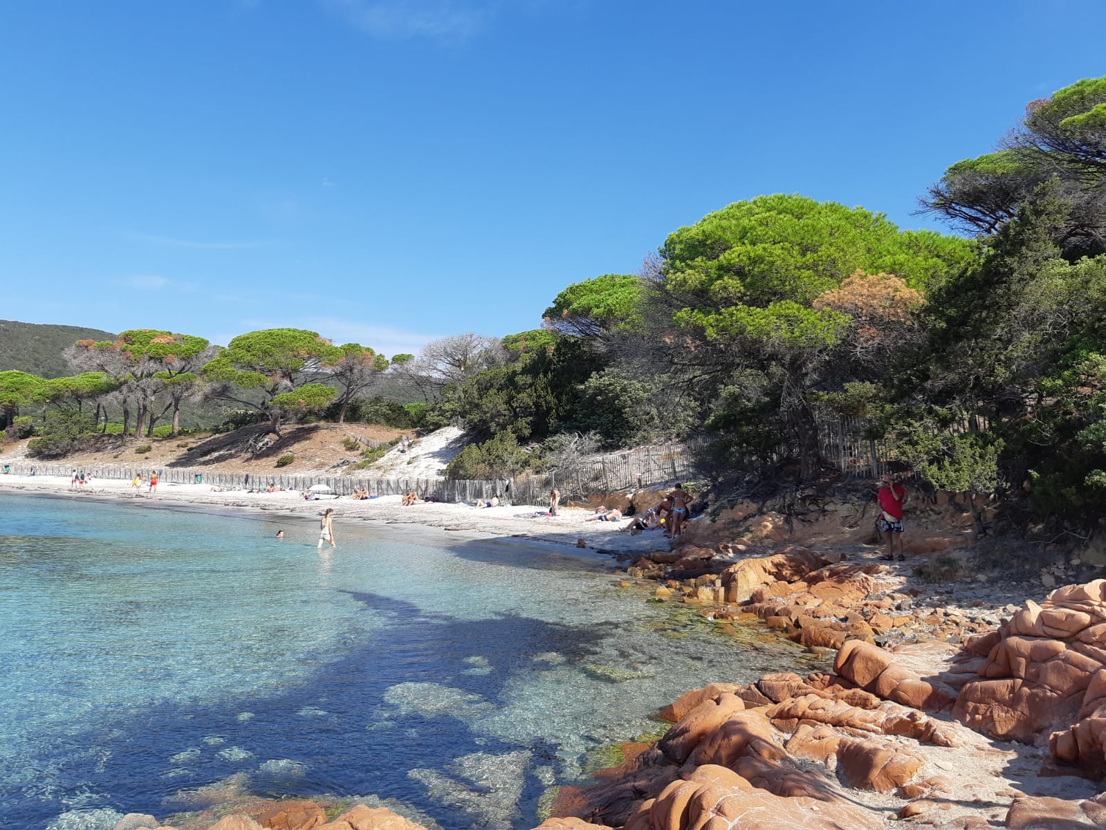 Petite plage non loin de Porto-Vechio, qui présente la tranquillité et la beauté des plages de Corse du Sud