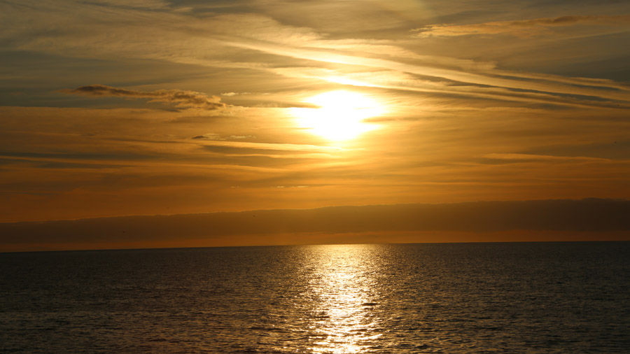 Coucher de soleil sur la mer qui dévoile des couleurs magnifiques 